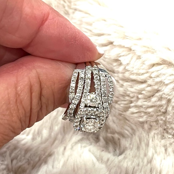 14k Diamond Wedding Set, Excellent Quality, Lightly Pre-Loved. White gold - Picture 8 of 15